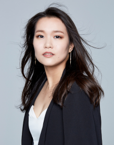 Ayana Tsuji Portraitfoto der Geigerin Ayana Tsuji, zum daneben stehenden Text.