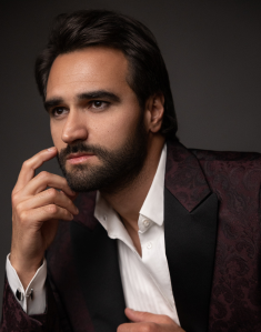 Pavel Kolgatin Portraitfoto des Tenors Pavel Kolgatin, zum daneben stehenden Text.